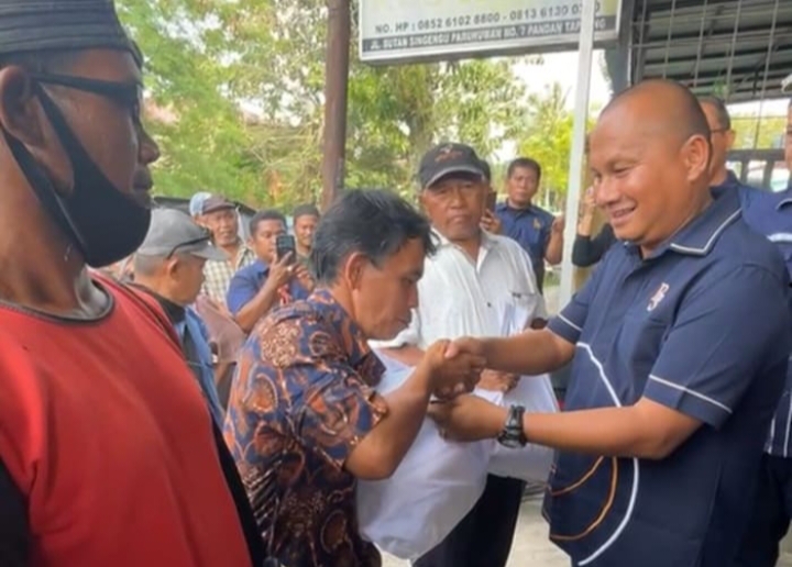 Ratusan Abang Becak di Tapteng Senang Terima Sembako dan Santunan Tunai dari NasDem