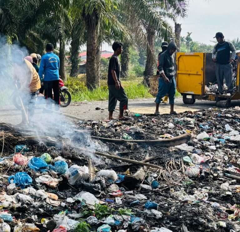 Kades Sampali M Ruslan Respons Cepat Tumpukan Sampah Viral di Jalan Pondok Rawa