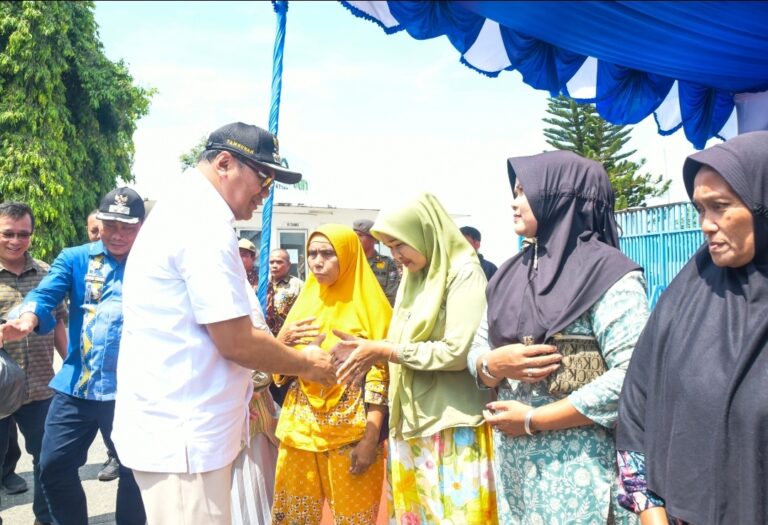 Bupati dan Wabup Deli Serdang Salurkan 1.800 Paket Sembako dari PT Evergreen di Tanjung Morawa
