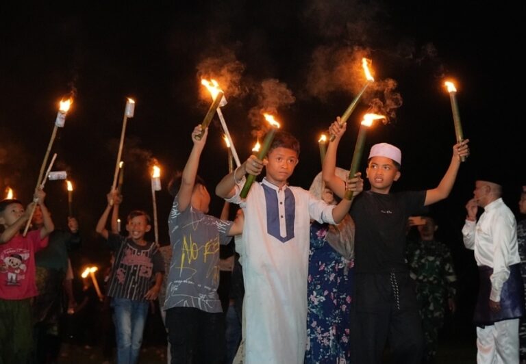 Gema Takbir Menggema! Pawai Obor Malam Takbiran di Pantai Labu Diserbu Warga