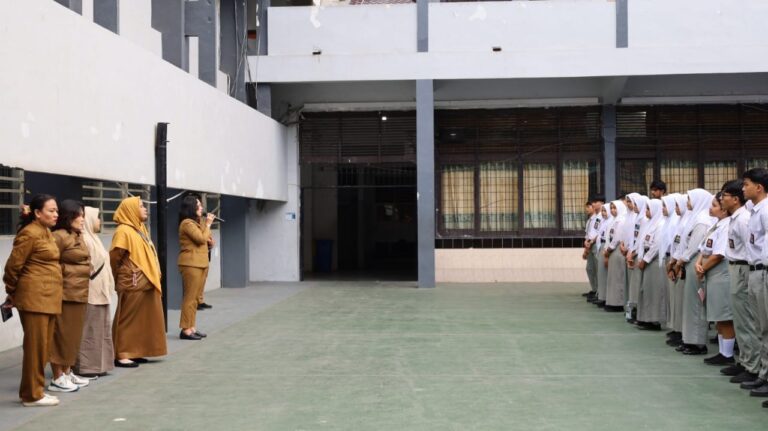 Peserta Asesmen Sekolah SMKN 1 Medan Sumbangkan Baju Seragam