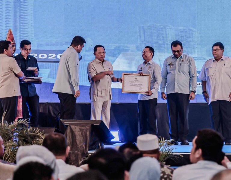 Pemko Medan Terima Penghargaan Mendagri