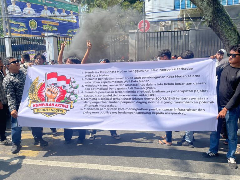 Ratusan Massa ‘Geruduk’ DPRD, Desak Gunakan Hak Interpelasi Terhadap Wali Kota Rico Waas