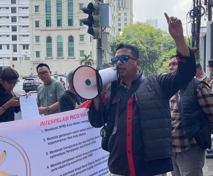 Geruduk Kantor DPRD Medan, FPAN Desak Gunakan Hak Interpelasi Terhadap Rico Waas