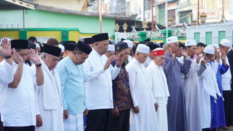 Sholat Ied 1447H, Bupati Syah Afandin, Wabup Tiorita dan Sekda Amril Menyapa Tiga Wilayah