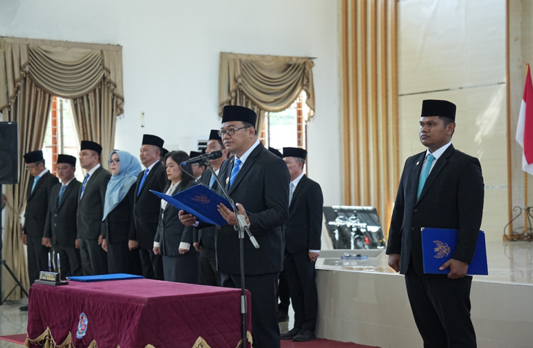 Bupati Asri Ludin Tambunan melantik 53 pejabat