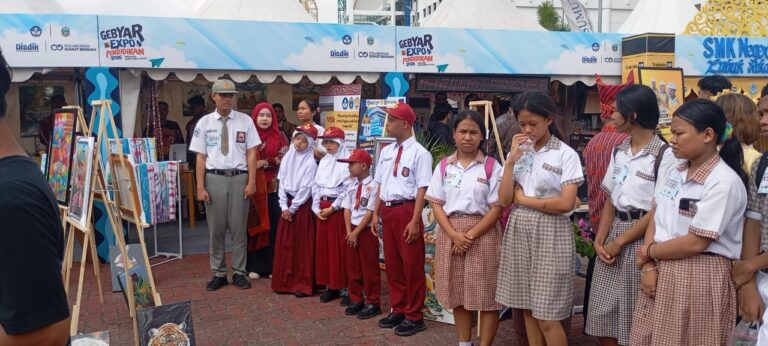 Siswa SLB E Pembina dan SLB Autis Berekspresi di Hardiknas 2026