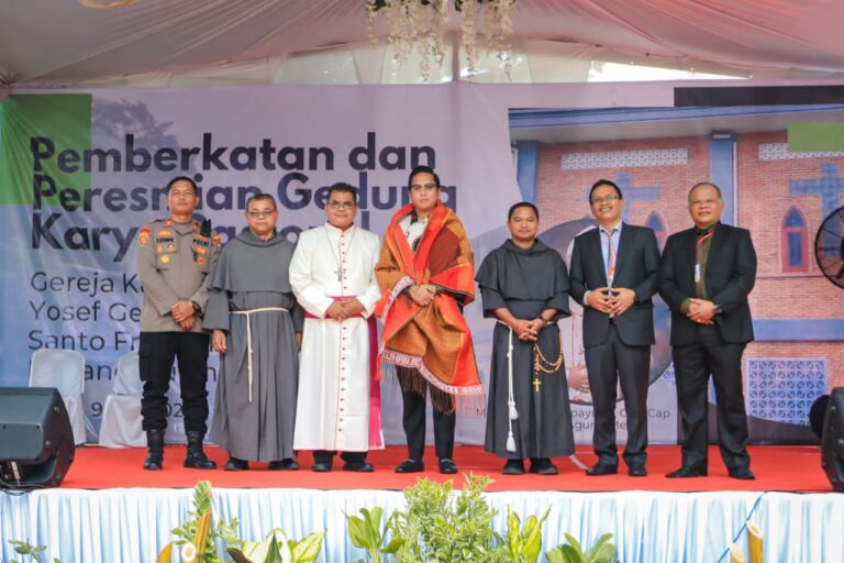 Resmikan Gedung Karya Pastoral Stasi St. Yosep, Wali Kota : Latih Pemuda Terhindar Kegiatan Negatif