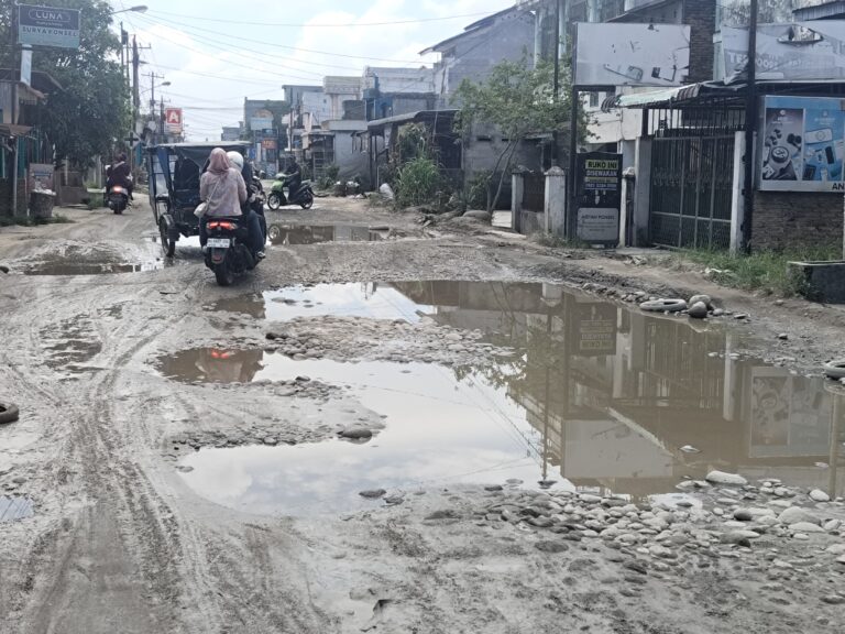 Miris, Kondisi Jalan di Kecamatan Pagar Merbau dan Galang Deli Serdang Rusak Parah
