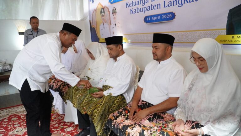 Bupati Syah Afandin Hadiri Halal Bihalal IKAPTK sekaligus Lepas Tiga Calon Jemaah Haji