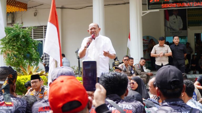 Bupati Syah Afandin Duduk Bersama Massa Aksi May Day, Tegaskan Komitmen Bela Hak Buruh