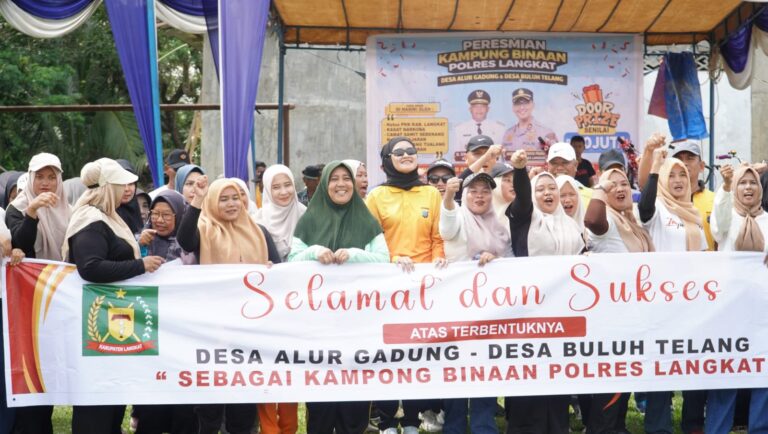 Ny. Endang Syah Afandin Sumbang Sepeda, Meriahkan Peresmian Kampung Binaan Polres Langkat