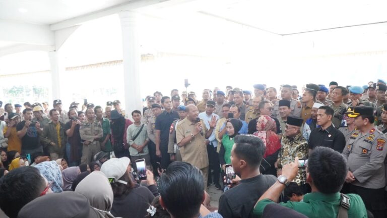 Bupati Syah Afandin Temui Korban Banjir, Siap Perjuangkan Pendataan Ulang Bantuan