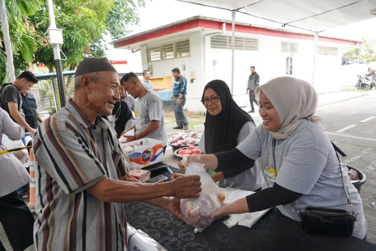 Pertamina Patra Niaga Regional Sumbagut Salurkan Bantuan Hewan Kurban untuk Masyarakat di Hari Raya Iduladha 1447 H