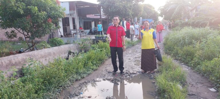 Tinjau Jalan Rusak di Mabar Hilir, Paul MA Simanjuntak Minta Dinas SDABMBK Perbaiki Skala Prioritas
