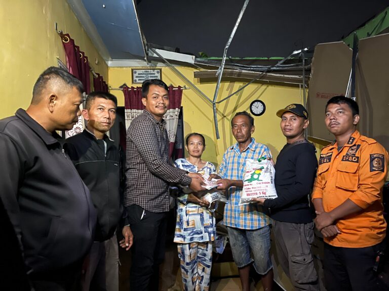 Dapat Kabar Rumah Warga Diterjang Angin, Kades Sambirejo Timur Langsung Turun Bawa Bantuan