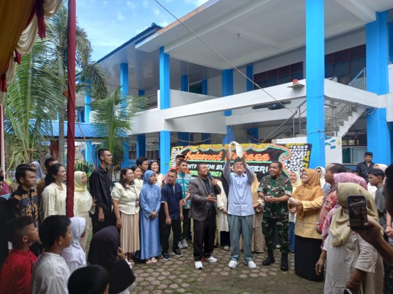 Irdam I BB dan RE Nainggolan Kagumi Pentas Seni SLB-E Pembina
