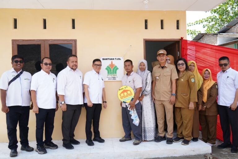 Bawa Dampak Positif Berkelanjutan, PTPN IV Regional I Serahkan Bantuan Rumah & Jamban Sehat