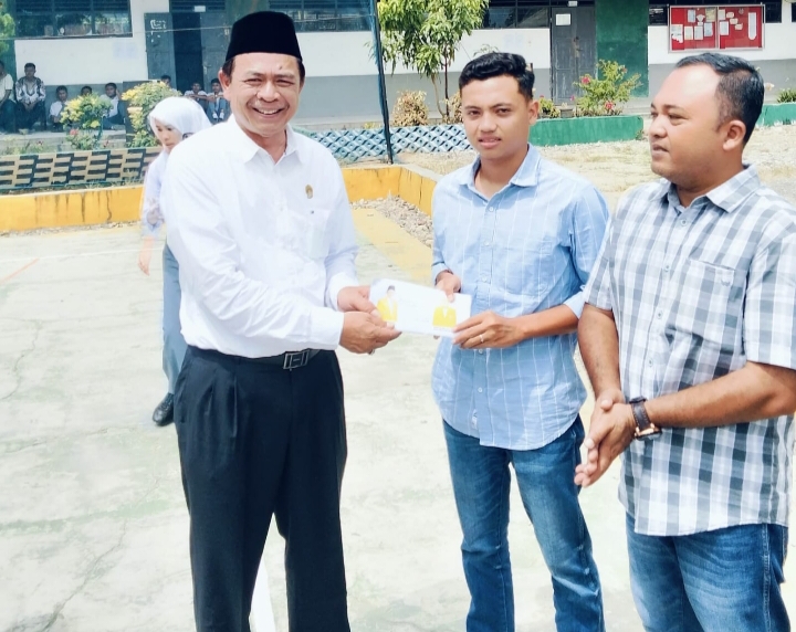 Ketua Fraksi Golkar DPRD Sumut Aswin Parinduri Tunaikan Janji Bantu UKT 26 Siswa SMAN 1 Kotanopan