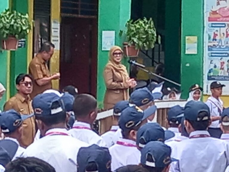 Kepala UPT SMPN 7 Medan Sambut Ratusan Siswa-siswi Baru