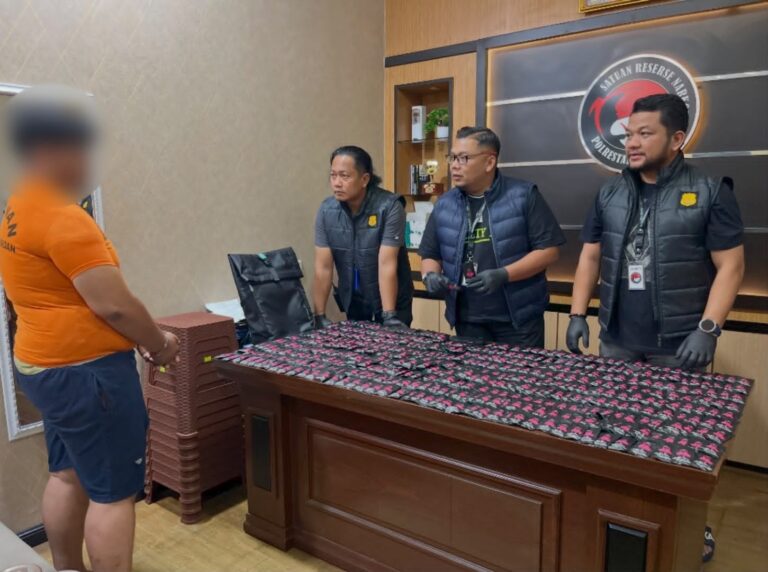 Polisi Ringkus Seorang Mahasiswa Farmasi Sebagai Bandar Vape Narkoba Kawasan  Medan Baru