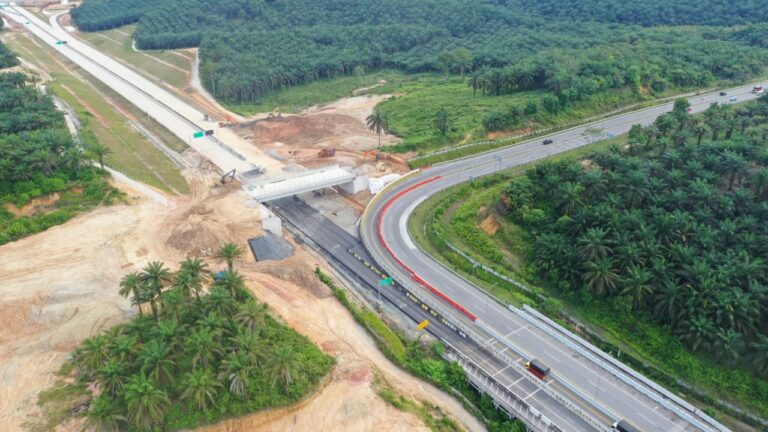 PTPN lV Regional l Salurkan Bantuan untuk Pembangunan Sosial