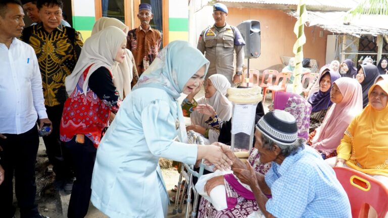 Plt. Bupati Langkat Tiorita Serahkan Kunci Rumah Layak Huni untuk Warga Pematang Serai