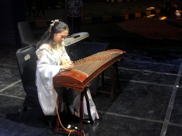 Alunan Syahdu Guzheng dan Suara Emas Generasi Muda Pukau Pengunjung Pekan Raya Sumatera Utara