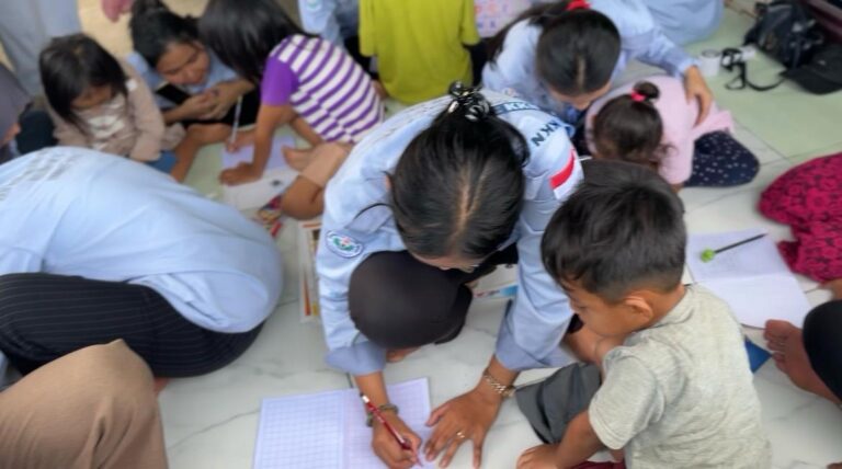 Mahasiswa Unimed mengajar Calistung