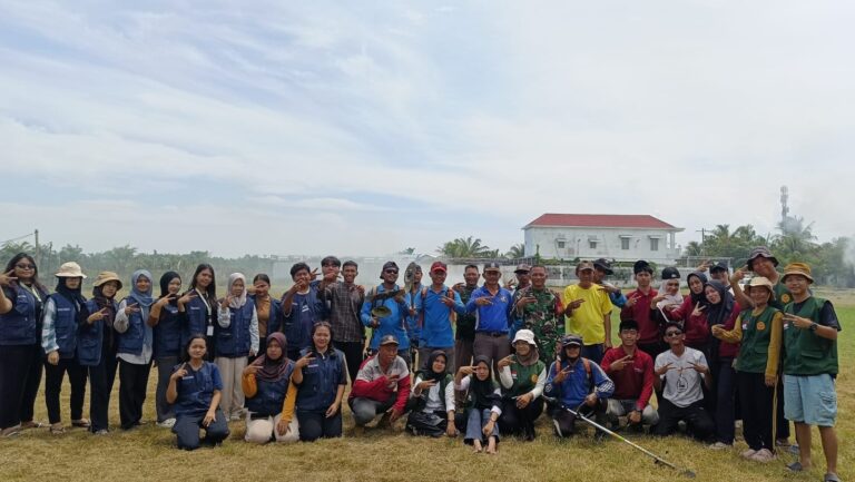 Kades Tanjung Rejo Pimpin Gotong Royong Persiapan Upacara HUT ke-81 RI