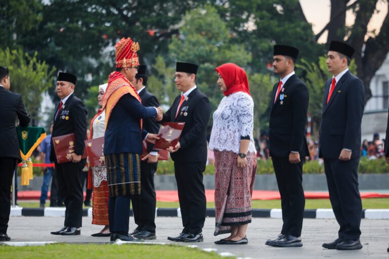HUT ke-81 RI, Wali Kota Serahkan Satyalancana Karya Satya dari Presiden kepada Kadis Kominfo Arrahmaan Pane