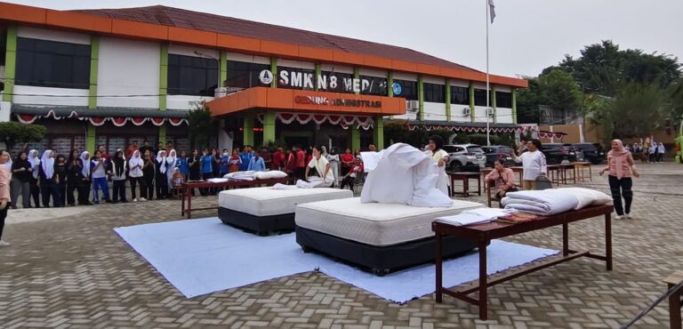 Upacara Bendera dan Perlombaan Warnai HUT RI di SMKN 8 Medan