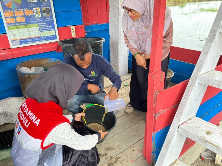 Pertamina Patra Niaga Regional Sumbagut Menjadi Pionir Probiotik MOL di Lhokseumawe, Perkuat Adaptasi Perubahan Iklim Petambak Udang Melalui Gampong Berdikari