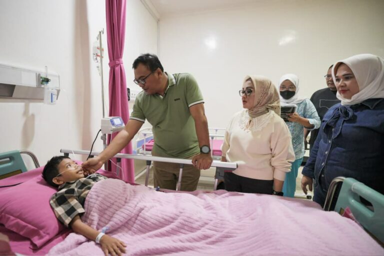 Bupati Deli Serdang Jenguk Siswa SMPN 2 Lubuk Pakam, Pastikan Biaya Pengobatan Ditanggung BPJS PBI