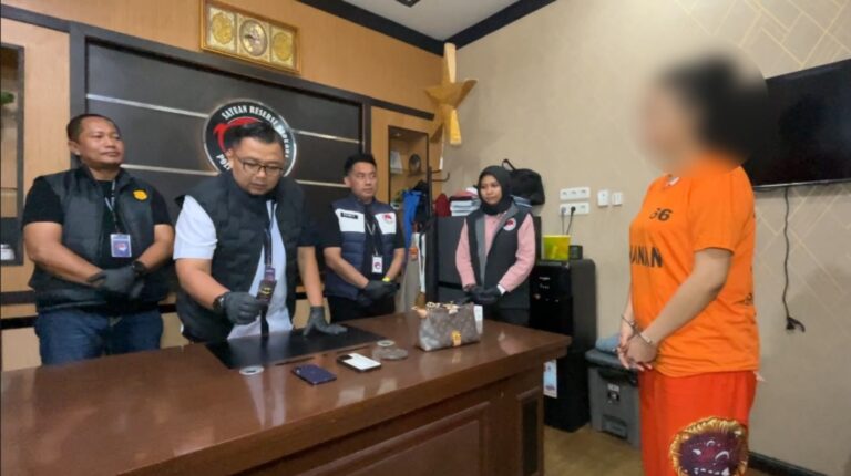 Polrestabes Medan Ringkus DJ Cantik Edarkan Vape Narkoba Batman di THM