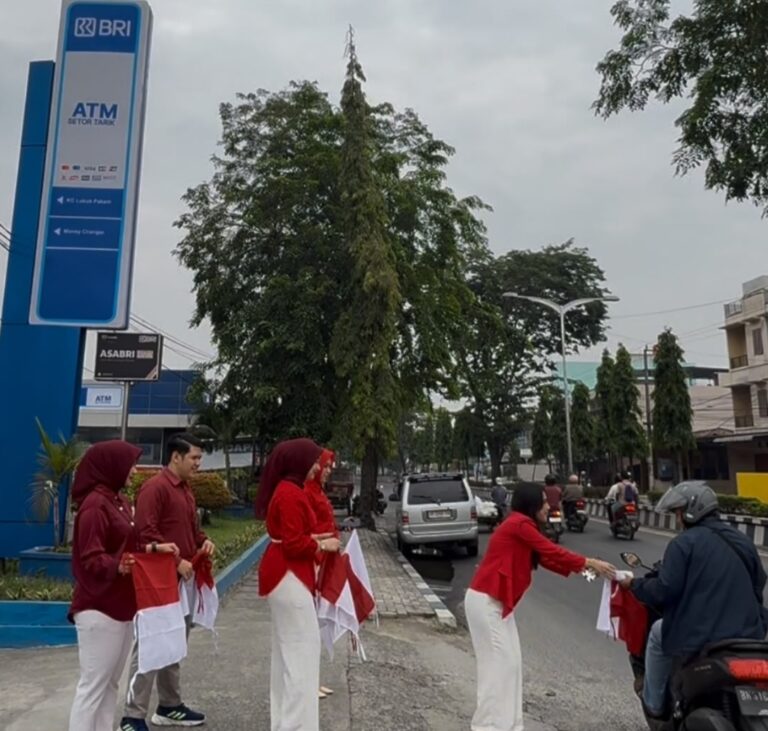 BRI Lubuk Pakam Kobarkan Semangat Kebangsaan, Bagikan Bendera Merah Putih Jelang HUT ke – 81 RI