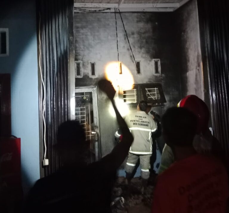 Damkarta Deli Serdang Respon Cepat Padamkan Api yang Bakar Rumah di Tembung