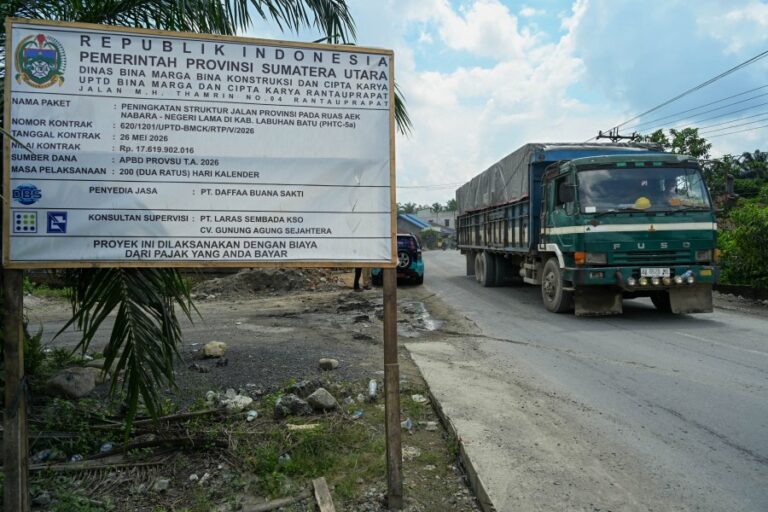 Puluhan Tahun Rusak, Jalan Strategis di Labuhanbatu Akhirnya Diperbaiki dan Diperlebar Bobby Nasution