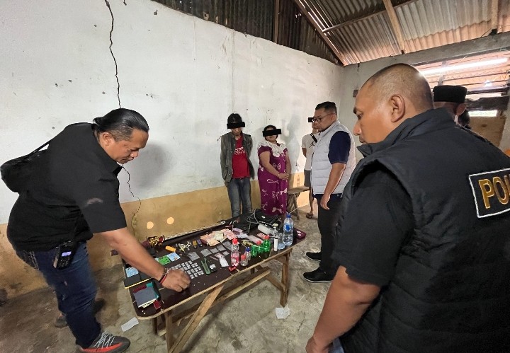 Polisi Gerebek Rumah Sarang Narkoba di Jalan PWI Gang Gitar Percut, 1 Wanita Diringkus