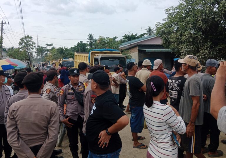 Dominasi Ibu-Ibu dalam Aksi Pemblokiran Jalan Desa Pematang Cengal Langkat, Menolak Pengaspalan Bertahap