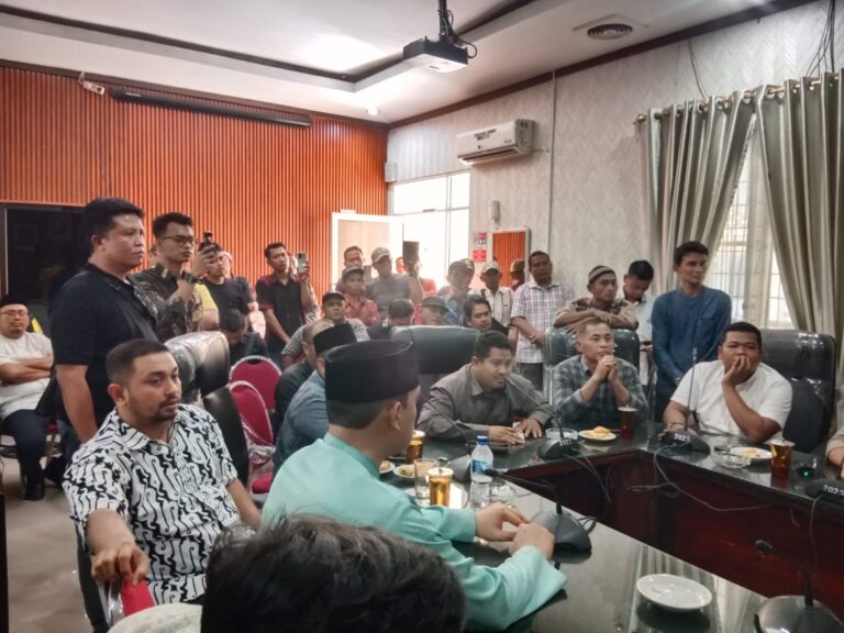EMP Gebang Bantu 200 Truk Sertu dan Siram Jalan, DPRD Langkat Janjikan 1 Km Aspal untuk Desa Pematang Cengal