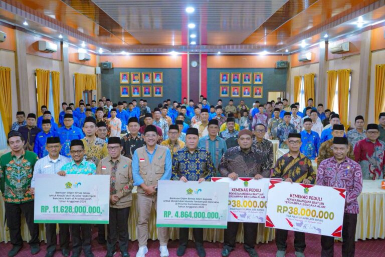 Dirjen Bimas Islam Serahkan Bantuan Bencana di Sumut dan Aceh