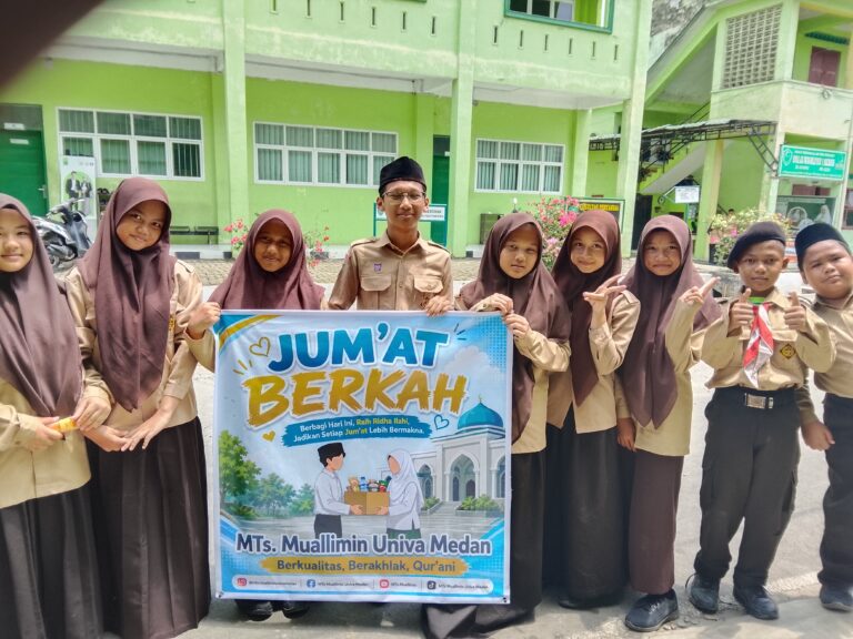OSIM MTs Muallimin Univa Medan Gelar Jumat Berkah, Bagikan Roti kepada Jamaah Masjid Jami’ Univa