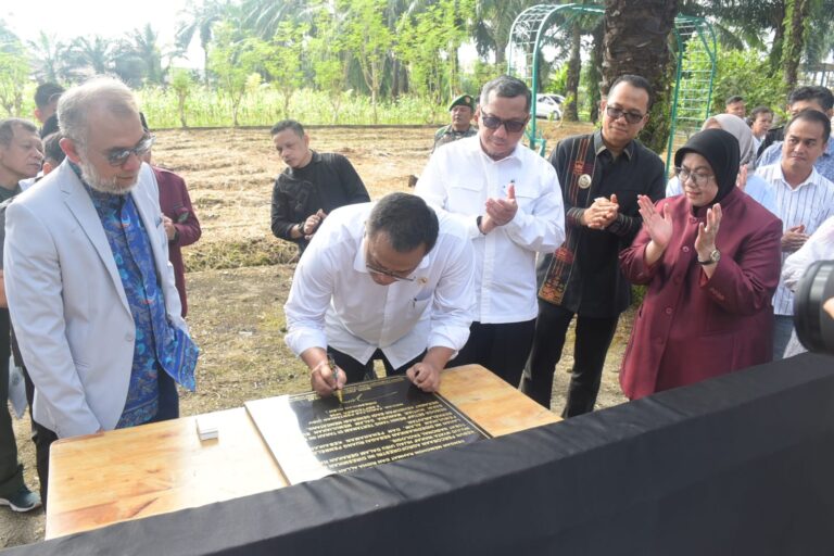 Dukung Pemulihan Lingkungan, Wabup Deli Serdang Tanam Jati Merah Bersama Menteri LH di UISU