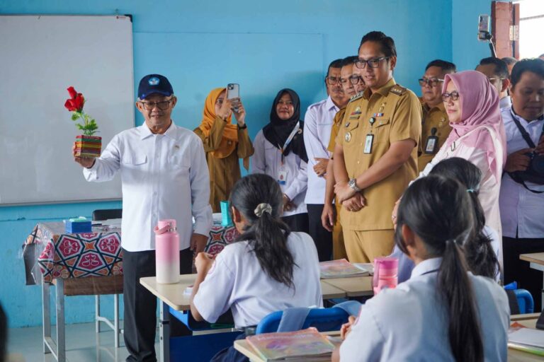 Mendikdasmen – Wali Kota Tinjau SMPN 16, Mebelair Rusak Diganti Tahun Ini