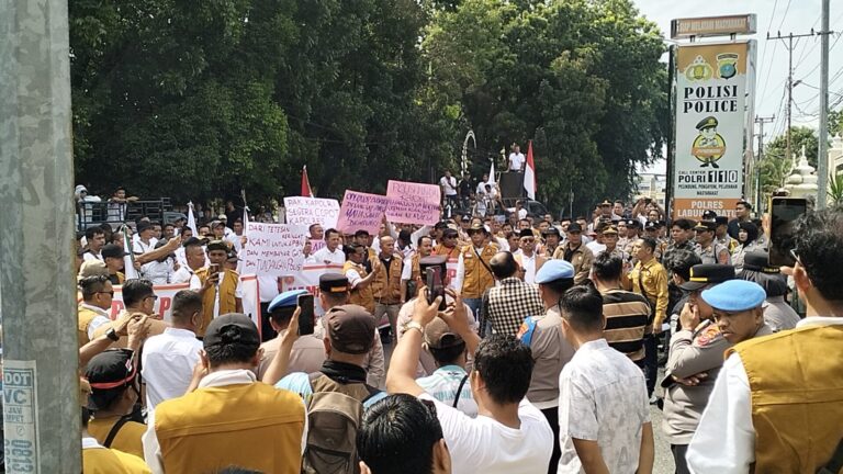 Peringati Hari Tani Nasional, Ratusan Pekerja Sawit PTPN IV Demo Polres Labuhanbatu: Kasat Reskrim Janji Segera Tangkap Pelaku