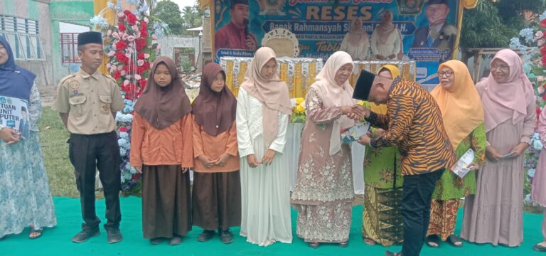 Reses ke MTsN 1 Barus Tapteng, Guru yang Telah Pensiun Terharu Menerima Tali Asih Rahmansyah Sibarani