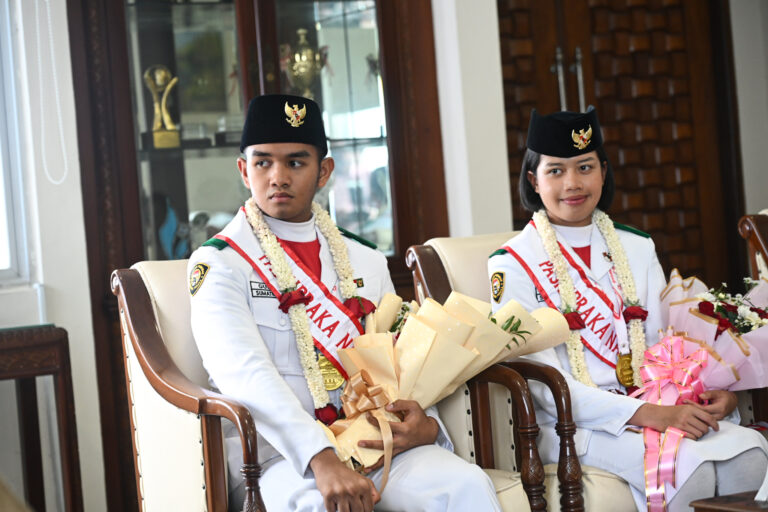 Pj Sekdaprov Sumut Sambut Kepulangan Dua Paskibraka Nasional Asal Toba