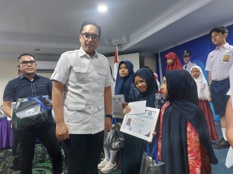 Dua Siswa MIS Miftahul Jannah Medan Denai Terima Penghargaan Langsung dari Wali Kota Medan