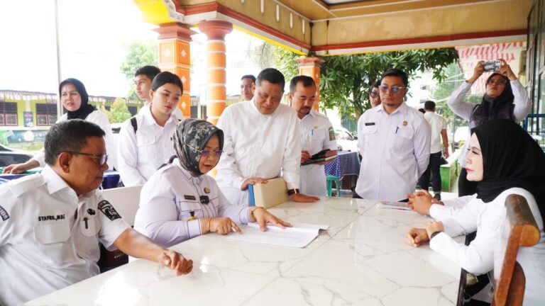 Plt. Bupati Tiorita Sidak Puskesmas dan SMPN 1 Stabat, Tekankan Disiplin dan Pelayanan